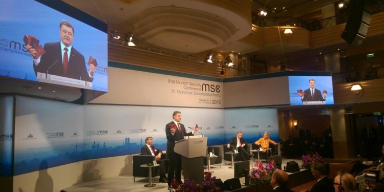 Порошенко привез в Мюнхен паспорта военных РФ, воевавших на Донбассе