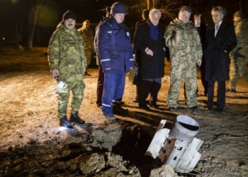 “У меня в руках элемент кассетного боеприпаса «Смерч». Порошенко ночью посетил Краматорск