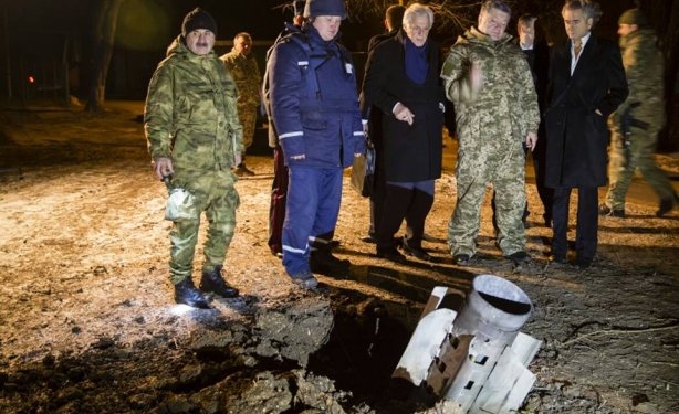 “У меня в руках элемент кассетного боеприпаса «Смерч». Порошенко ночью посетил Краматорск