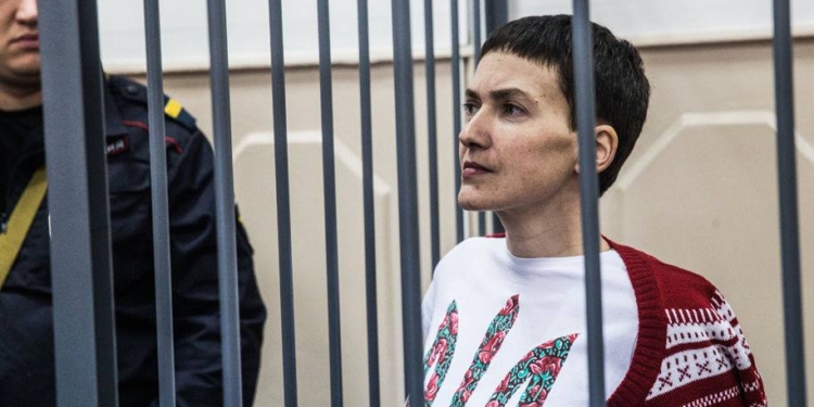 “Где проживаете? – В клетке”. Судилище над Савченко. Голодающую летчицу оставили под стражей