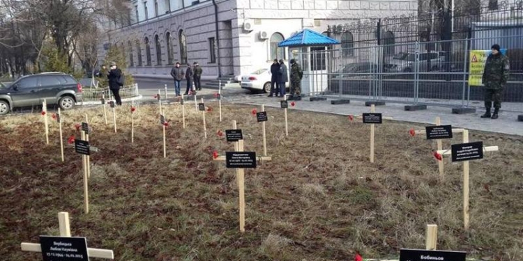 Чтобы было наглядней: перед посольством РФ в Киеве появились кресты с именами погибших в Мариуполе