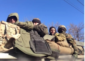 Украинские военные уходят из Дебальцево: прорывались с боем, многие идут пешком