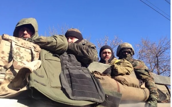Украинские военные уходят из Дебальцево: прорывались с боем, многие идут пешком