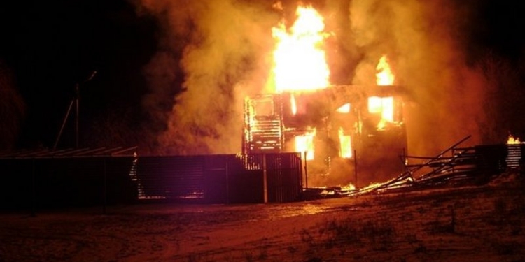 Под Волгоградом сожгли дом ведущего пропагандиста российского “Первого канала”. “Визитку Яроша” не нашли.