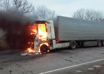 На трассе во время движения загорелся грузовик