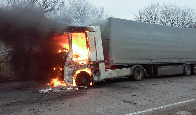 На трассе во время движения загорелся грузовик