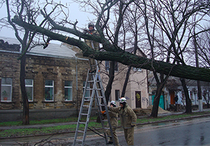 Ураган затопил пляж в Николаеве и 5 баз отдыха на Лагерной косе