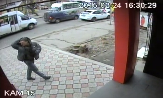 Вот он, грабитель детского магазина, скрывавший лицо под чулком. Узнаете?