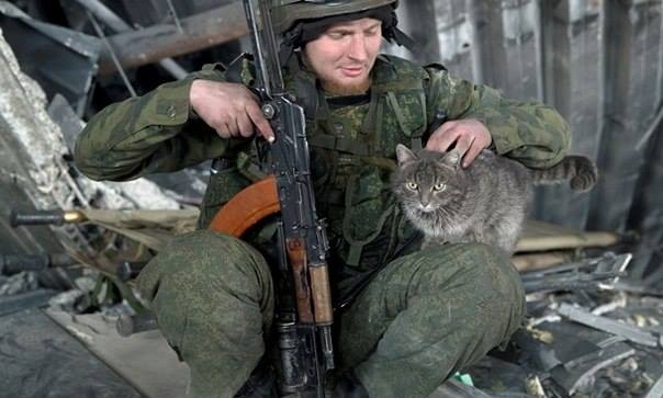 Пленные в Донецке достали тела «киборгов» из-под руин аэропорта (ФОТО 18+)