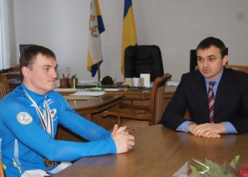 Вадим Мериков поздравил паралимпийца Максима Ярового с очередной наградой