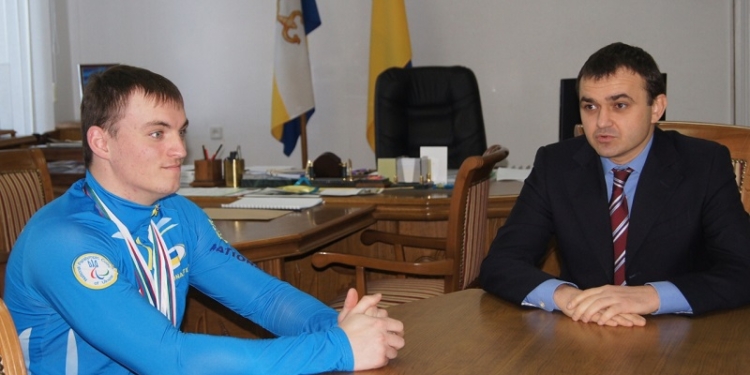 Вадим Мериков поздравил паралимпийца Максима Ярового с очередной наградой