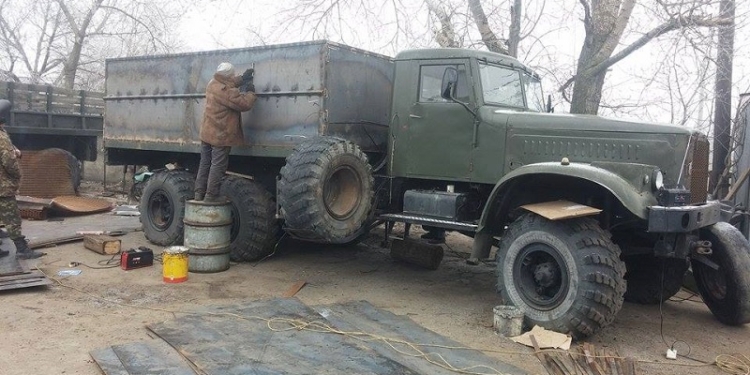 Кому праздник, кому… Волонтеры «Народного» продолжают ремонтировать технику для АТО