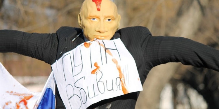 Гори, гори ясно: в Новом Буге на Масленицу сожгли чучело Путина