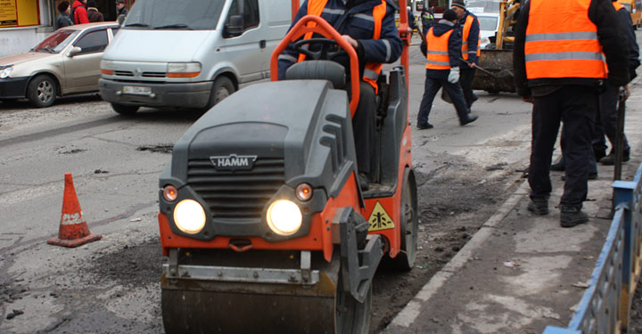 В Николаеве ремонтируют наиболее аварийно опасные участки магистралей, но признают, что это – мера временная