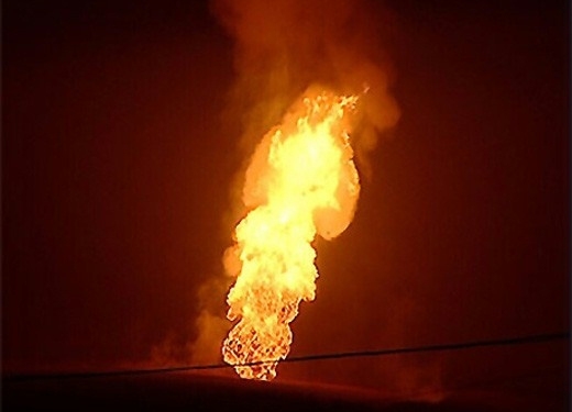 На Луганщине снаряд попал в трубу газопровода, языки пламени достигали тридцати метров