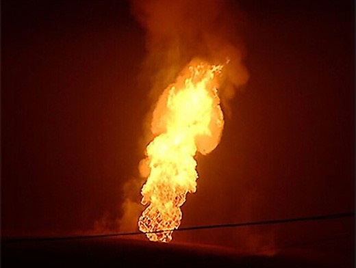 На Луганщине снаряд попал в трубу газопровода, языки пламени достигали тридцати метров 1
