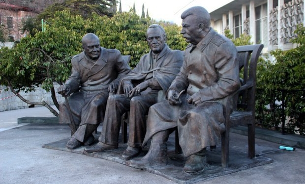 В Ялте открыли памятник Сталину, Рузвельту и Черчиллю