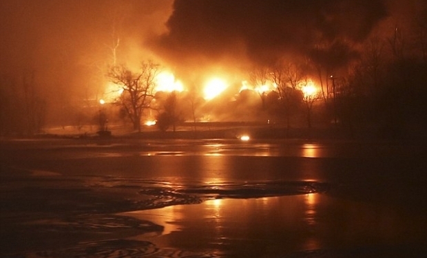 В США загорелся поезд с нефтью, несколько цистерн упали в реку