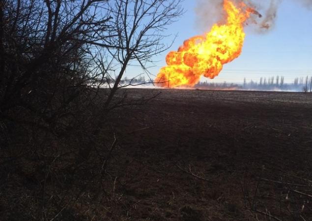 Снаряд боевиков попал в ГТС под Углегорском: горит газопровод 1