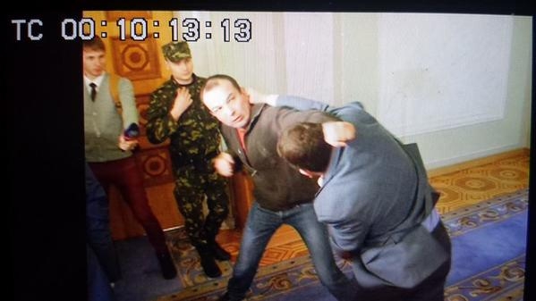 В Раде – драка. Дрались  Егор Соболев и Вадим Ивченко. Гройсман решил…дать им отгул