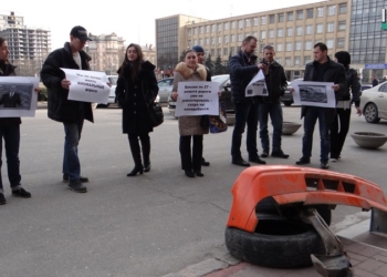 Десять неравнодушных николаевцев пришли к стенам горсовета решать проблемы дорог города. Через Facebook