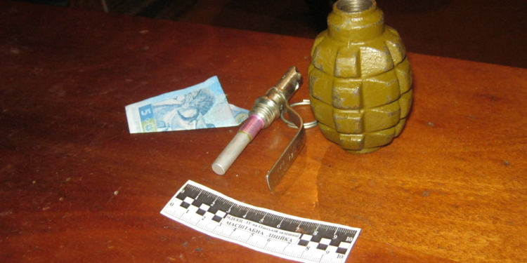 В Николаеве на вокзале задержали пьяного с гранатой