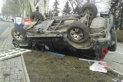 В центре Донецка перевернулся “джип” с боевиками