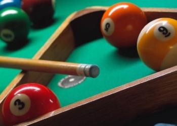 Нетрезвый хулиган нецензурно бранился и ломал оборудование в бильярдном клубе на ПГС