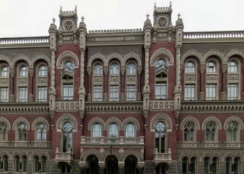 Под Нацбанком произошли столкновения между протестующими и правоохранителями