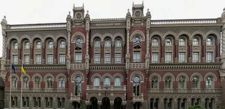 Под Нацбанком произошли столкновения между протестующими и правоохранителями