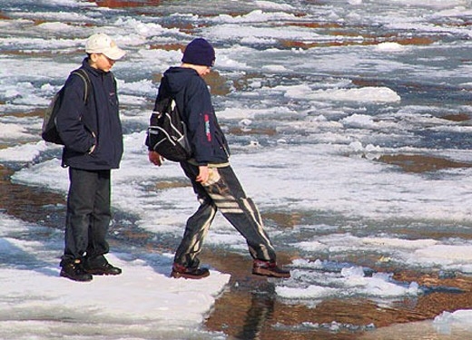 Прогулка по замерзшему пруду закончилась плохо – двое провалились под лед, один там и остался