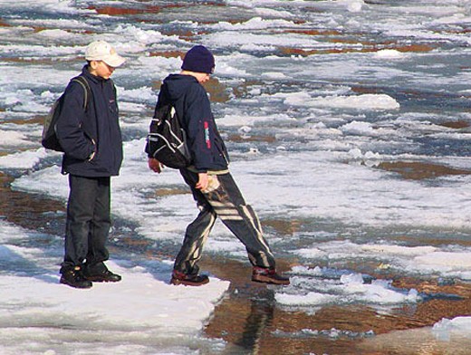 Прогулка по замерзшему пруду закончилась плохо – двое провалились под лед, один там и остался 1