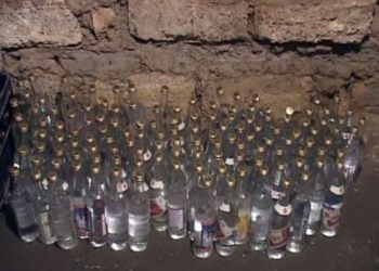 Работники налоговой милиции провели обыск и нашли много фальшивой водки и «левого» табака