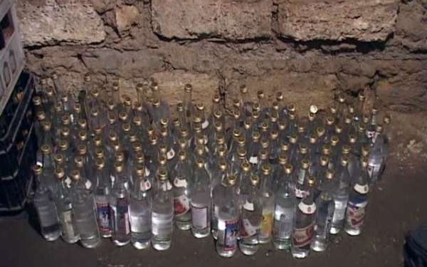 Работники налоговой милиции провели обыск и нашли много фальшивой водки и «левого» табака
