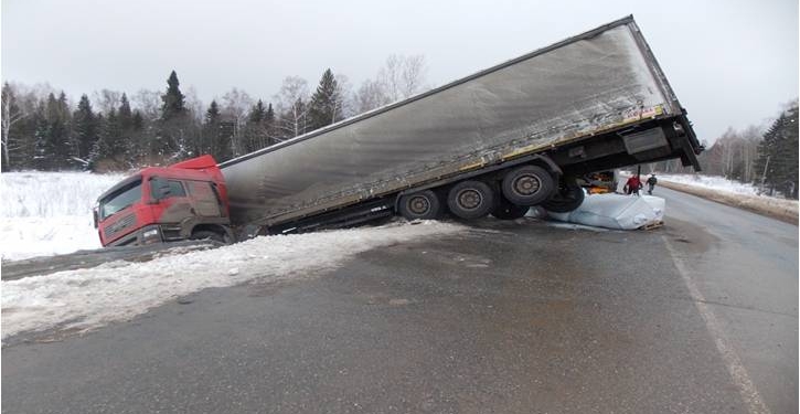 Спасатели достали из кювета КамАЗ