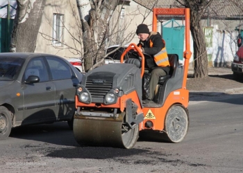“Лоскутное одеяло” николаевских дорог латает компактный мини-каток