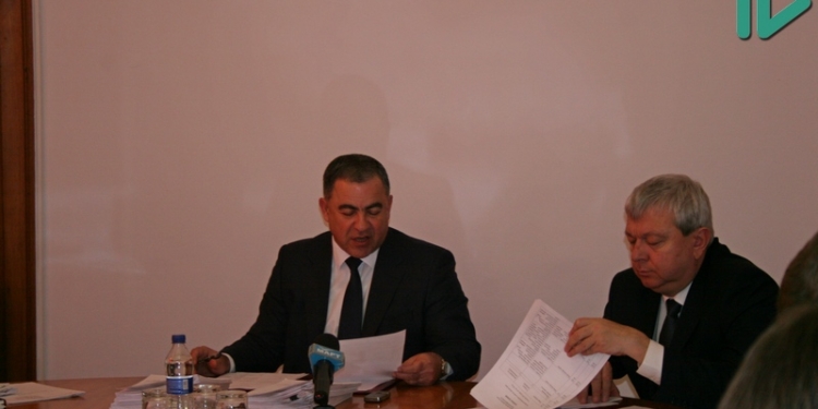 Калашников предложил радикальный метод решения проблемы с большегрузами: «Вот пусть бы они дороги и ремонтировали»