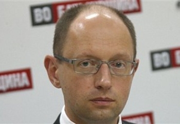 Яценюк: “Валюта в Украине есть и покупается с целью спекуляций”