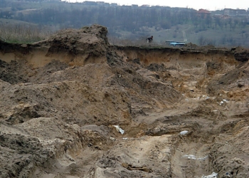 Хотелось бы, чтобы не просто землю отобрали, а и наказали: в Вознесенском районе закрыли нелегальный песчаный карьер