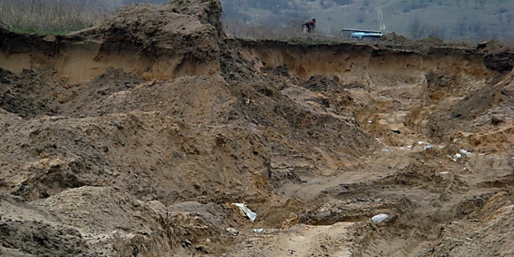 Хотелось бы, чтобы не просто землю отобрали, а и наказали: в Вознесенском районе закрыли нелегальный песчаный карьер