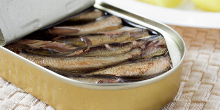 «Им что, две банки консервов жалко?»: покупатель в николаевском супермаркете угрожал продавцам ножом, чтобы не платить за закуску