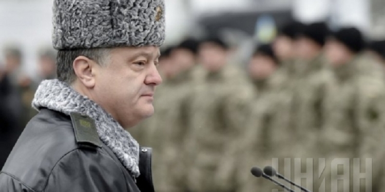 Если не будет мира, Порошенко введет военное положение по всей стране