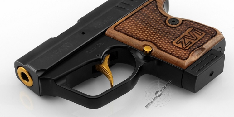 Нам их не понять: 15-летний оболтус решил сфотографироваться с отцовским пистолетом на фоне Вознесенской налоговой