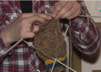 «Вязальная сотня» Николаева: на передовую украинским бойцам едут связанные с любовью носочки