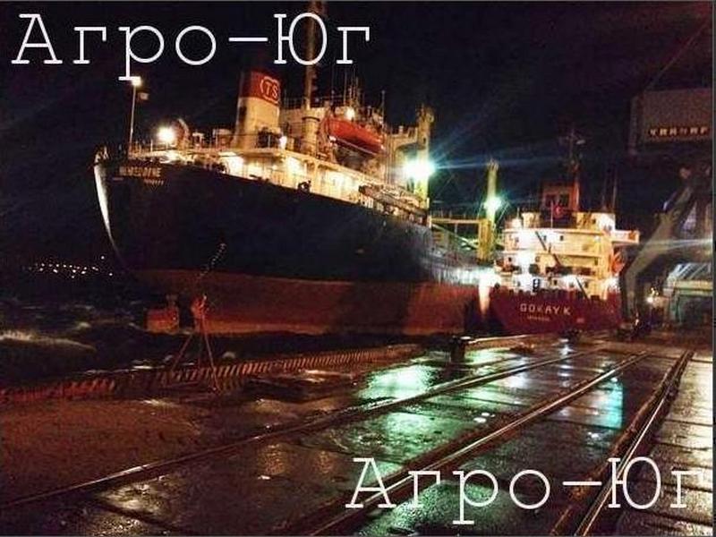 ЧП в Николаевском порту — сильнейший ветер оторвал судно от причала 4