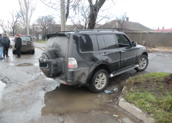 Сегодня в Николаеве пьяные на «Митцубиси Паджеро» догоняли и били трезвых водителей