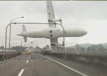 В Тайване пассажирский самолет упал в реку: 9 человек погибли