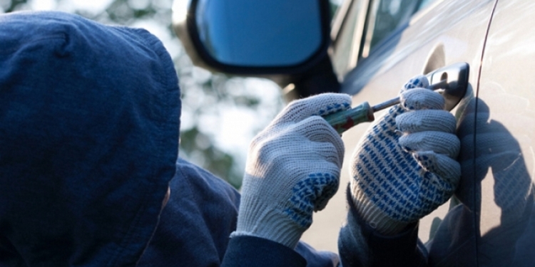 20-летний оболтус угнал хозяйскую иномарку, чтобы продать ее за копейки