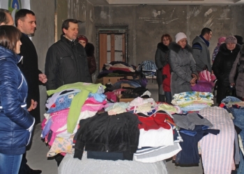 Николаевский благотворительный фонд “Альфа-Ник” передал одежду и игрушки детям переселенцев из зоны АТО