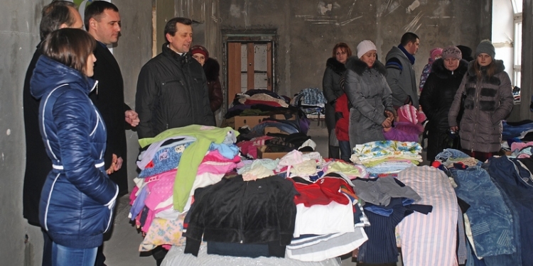 Николаевский благотворительный фонд “Альфа-Ник” передал одежду и игрушки детям переселенцев из зоны АТО